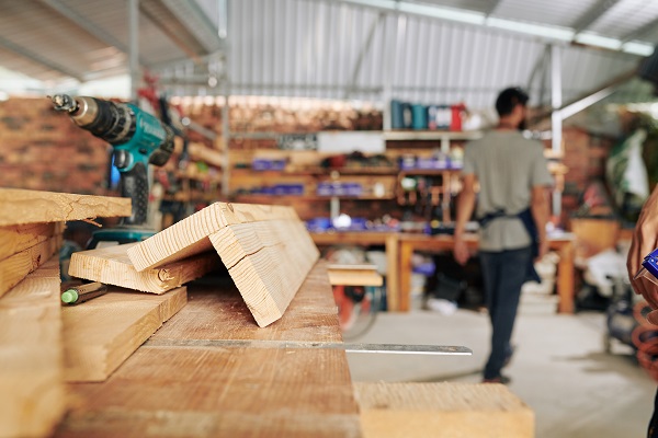 lavoro in falegnameria per la produzione di soggiorni