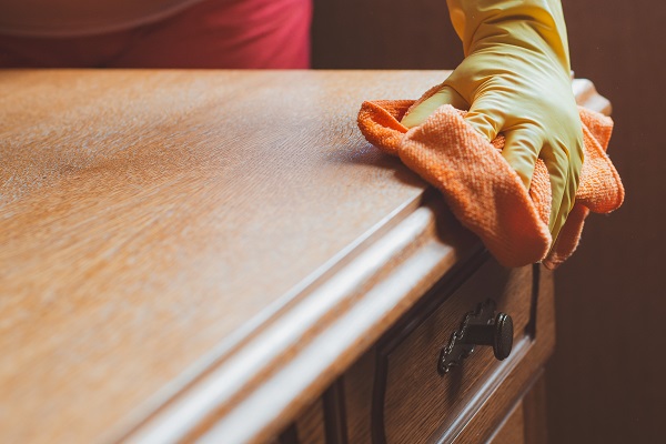 Cura e manutenzione dei mobili in legno.