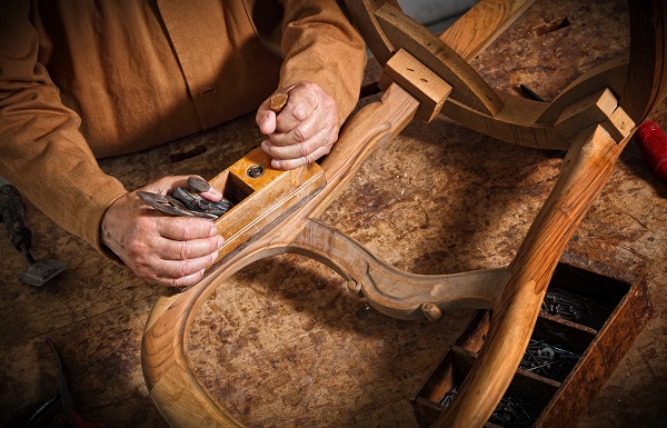 Servizio di restauro mobili.