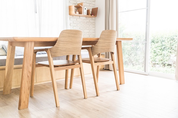 Tavolo e sedie in legno per la sala da pranzo.