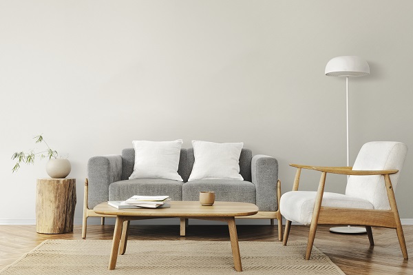 Salotto arredato con elementi in legno in stile scandinavo.
